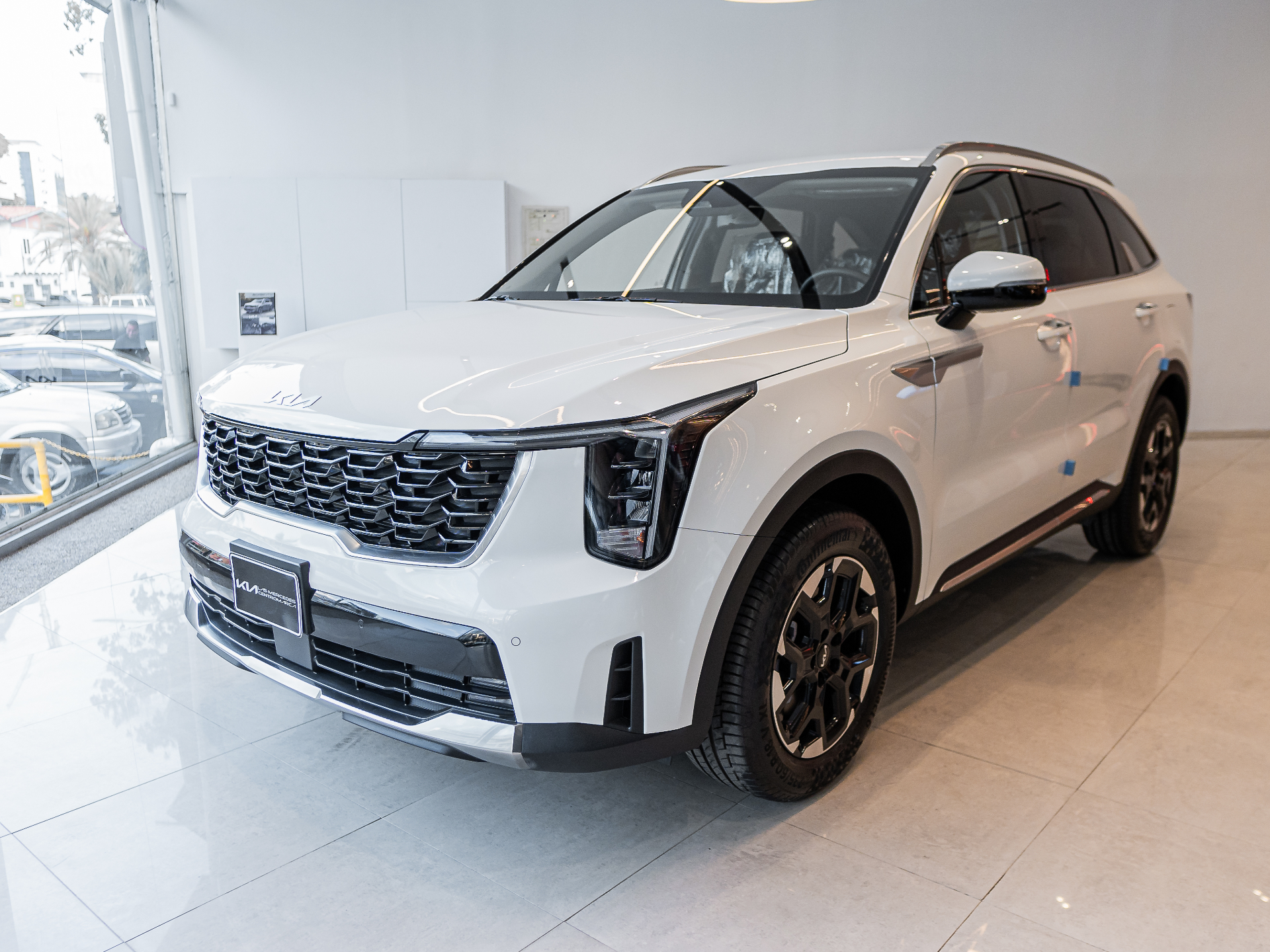 SUV Kia blanca exhibida en el showroom de Kia Caracas